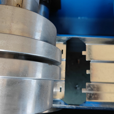 0.8-1.2 mm Kendiliğinden Kilitlenen Çift Başlı Kapı Çerçeve Rulo Yapma Makinesi