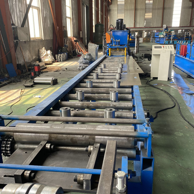 0.8-1.2 mm Kendiliğinden Kilitlenen Çift Başlı Kapı Çerçeve Rulo Yapma Makinesi