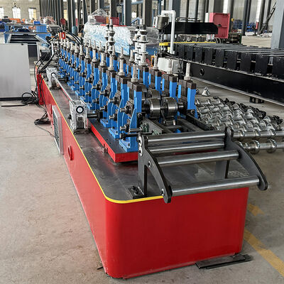 Otomatik Boyut Değiştirme Yüksek Hızlı CU Profil Uçan Kesme Rulo Şekillendirme Makinesi
